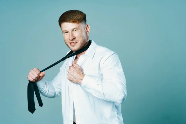 Hombre deportivo en camisa desabotonada con corbata muscular posando —  Fotos de Stock