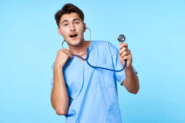 Maschio medico stetoscopio esame lavoro blu sfondo — Foto Stock