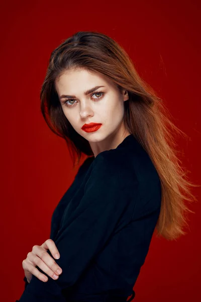 Csinos nő piros ajkak piros haj Glamor pózol piros háttér — Stock Fotó