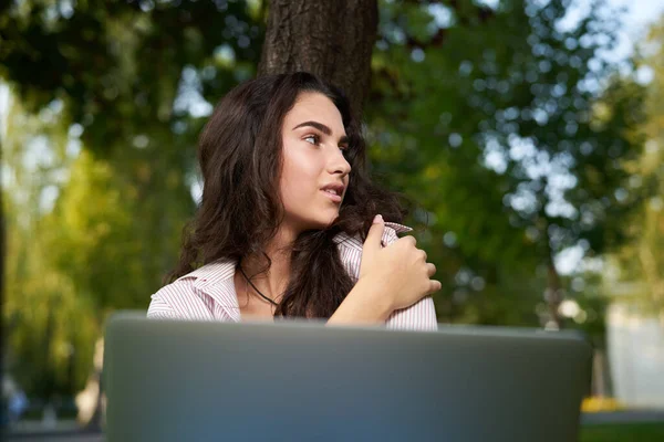 Mujer al aire libre sentado en el césped tecnología de negocios — Foto de Stock