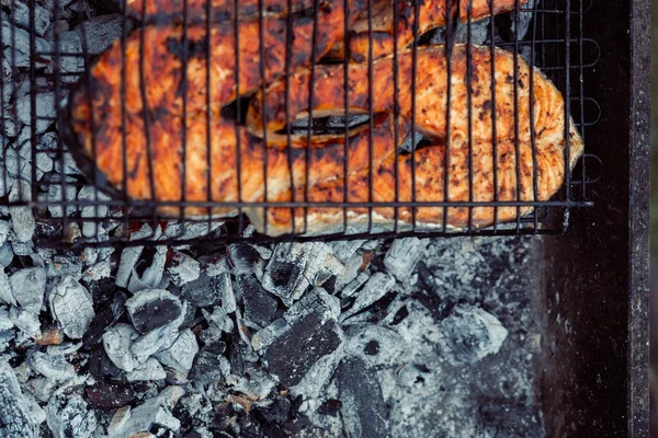 Cocinar pescado al aire libre barbacoa primer plano harina de carbón —  Fotos de Stock