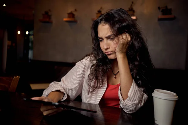 Woman in restaurant sits by the table morning rest breakfast — Stock Photo, Image