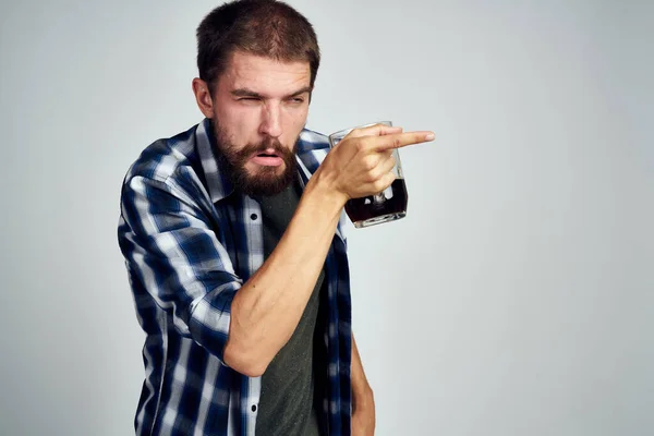 Dronken man drinken bier alcohol emotie licht achtergrond — Stockfoto