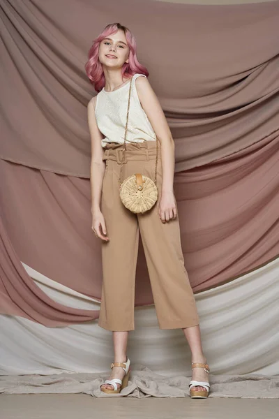 Mulher na moda na colagem de roupas de juventude Design de estilo ácido — Fotografia de Stock