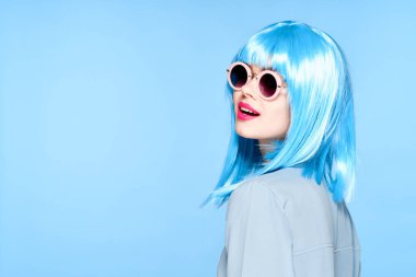 Güzel kadın mor peruk güneş gözlüğü Model