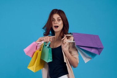 Elinde paketlerle neşeli bir kadın Alışverişkolik, izole bir geçmişi var.