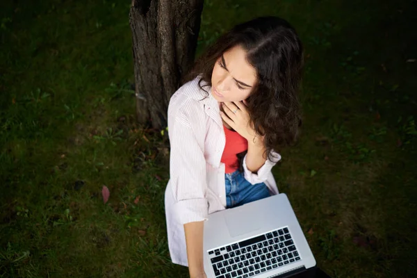 Mujer al aire libre sentado en el césped tecnología de negocios — Foto de Stock