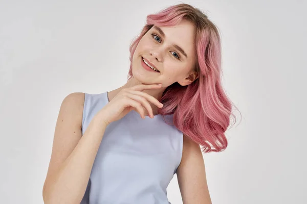 Atrakcyjna kobieta z różowymi włosami jasny makijaż uśmiech — Zdjęcie stockowe