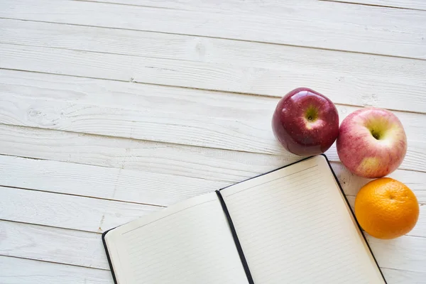 Dieta notebook ovoce zdravé jídlo snídaně světlo na pozadí — Stock fotografie