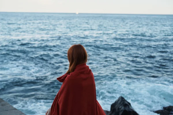 Frau versteckt sich mit einer Decke in der Natur mit einer Kamera Urlaubsfotograf Reise — Stockfoto