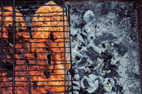 Vaření ryby venku grilování close-up dřevěné uhlí moučka — Stock fotografie
