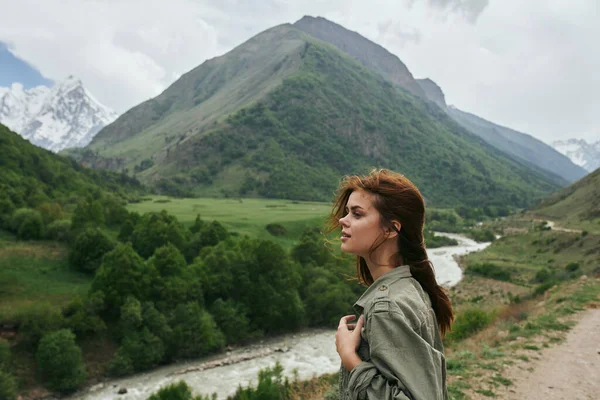 Mulher caminhante montanhas paisagem viagens ar fresco — Fotografia de Stock