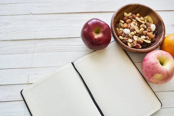 Ernährung Notizbuch Obst gesunde Lebensmittel Frühstück Licht Hintergrund — Stockfoto