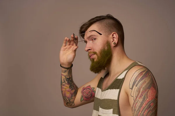 Brutale man tatoeages op zijn armen poseren levensstijl vorm bijgesneden uitzicht — Stockfoto