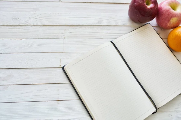 Dieta notebook ovoce zdravé jídlo snídaně světlo na pozadí — Stock fotografie