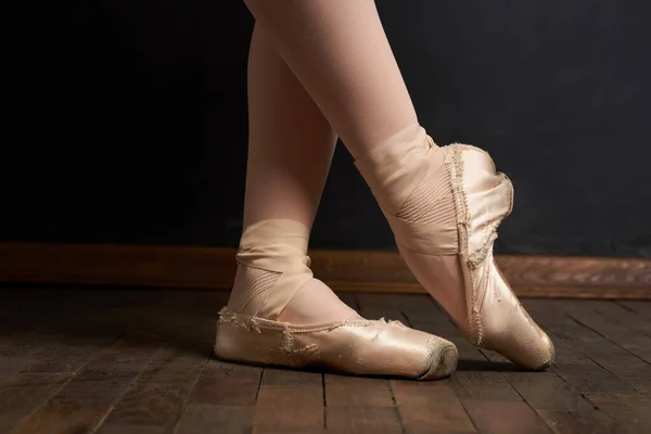 Balerína nohy výkon klasický styl close-up — Stock fotografie