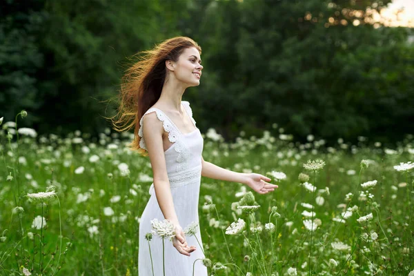 Vrolijk vrouw buiten bloemen vrijheid zomer natuur — Stockfoto