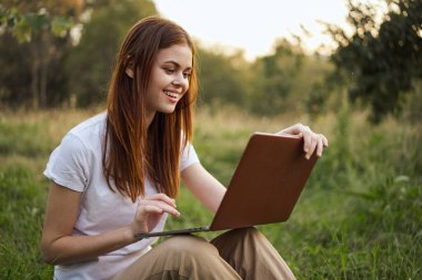 Neşeli kadın dışarıda dizüstü bilgisayar iletişimi internet eğlencesi
