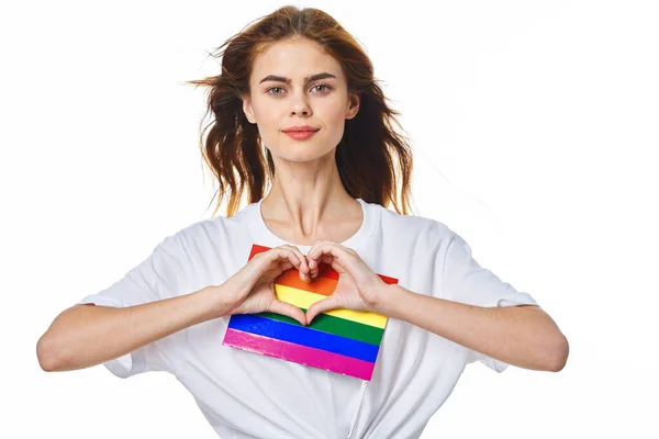 Femme avec drapeau lgbt transgenre communauté lumière arrière-plan — Photo