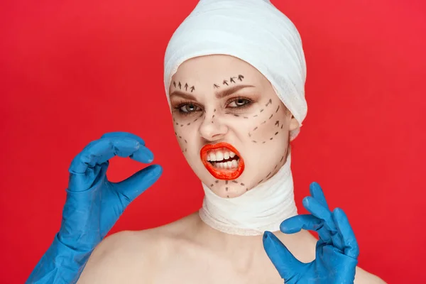 Portré egy nő Vörös ajkak plasztikai műtét csupasz vállak piros háttér — Stock Fotó