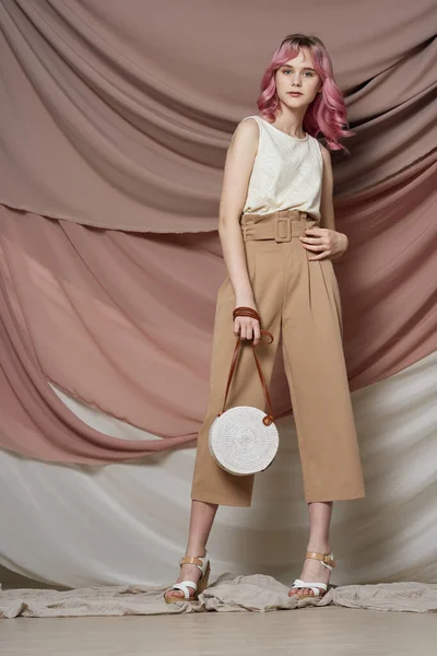 Красива жінка рожеве волосся прикраса літнього стилю мода — стокове фото