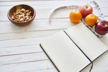 Bantla ölçülen not defteri meyve kahvaltısı beslenme kondisyonu