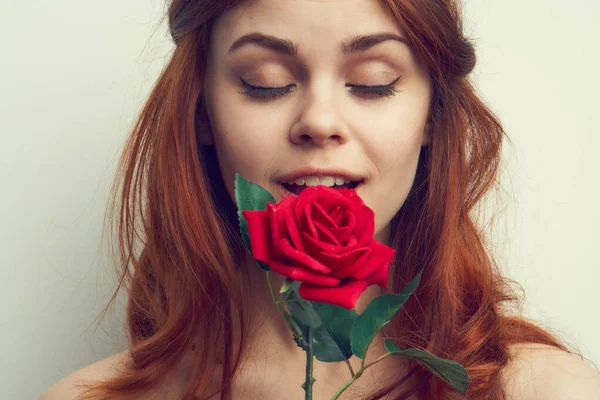 Красивая рыжая женщина розовый цветок крупным планом очарование — стоковое фото