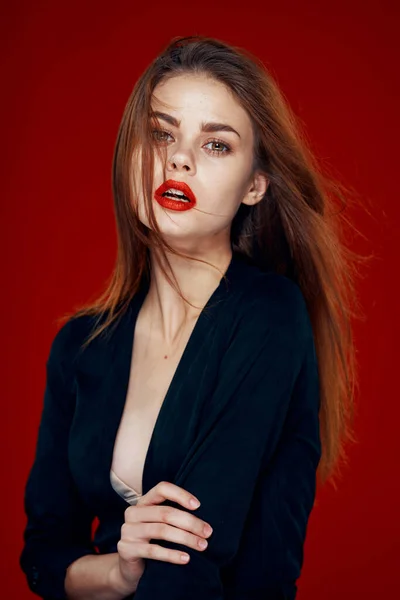 Bonita mujer con labios rojos pelo rojo Glamor posando fondo rojo —  Fotos de Stock