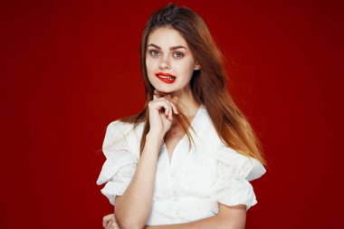 Çekici bir kadın kızıl saçlar, kırmızı dudaklar cazibe