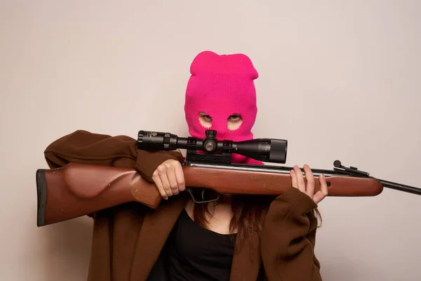 Žena gangster s pistolí v ruce životní styl béžové pozadí — Stock fotografie