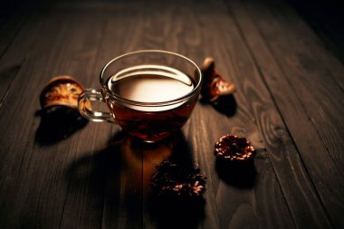 Taze demlenmiş çay, sıcak içecek, sabah kahvaltısı, doğal ürün.