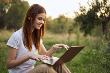 Neşeli kadın dışarıda dizüstü bilgisayar iletişimi internet eğlencesi