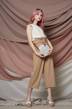 Güzel kadın pembe saç süslemesi yaz tarzı moda.