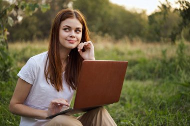 Neşeli kadın dışarıda dizüstü bilgisayar iletişimi internet eğlencesi