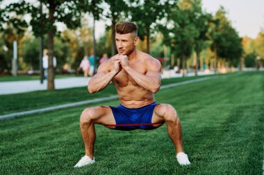 Parkın spor salonunda şişkin vücutlu atletik bir adam.