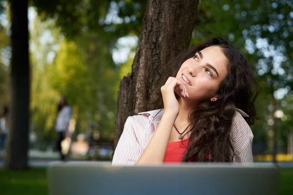 Kobieta z laptopem siedzi na trawie technologia biznesu — Zdjęcie stockowe