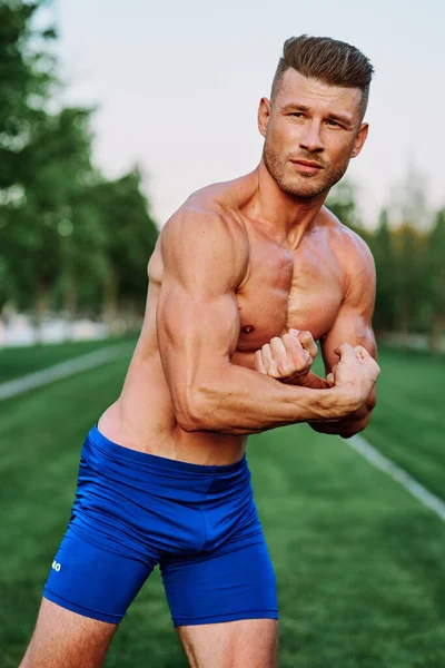 Hombre con bombeado cuerpo muscular al aire libre ejercicio de salud —  Fotos de Stock