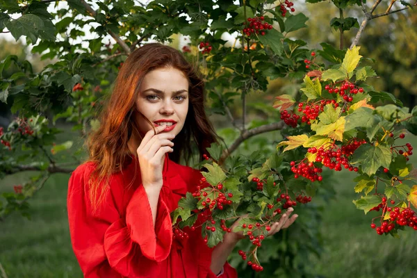 Веселая женщина ест ягоды на свежем воздухе — стоковое фото