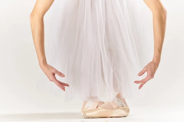 Ballerina vrouw dans uitgevoerd klassieke stijl licht achtergrond — Stockfoto