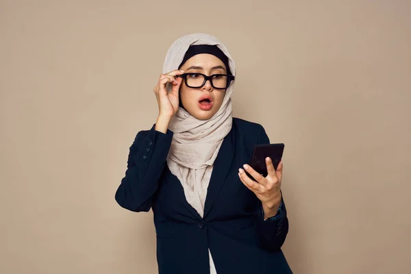 Donna musulmana con calcolatrice in mano lavoro ufficio affari — Foto Stock