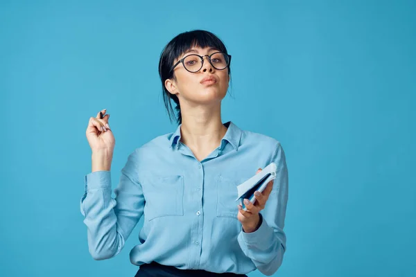 노트를 가지고 있고 안경 서기를 쓰고 있는 사업가 — 스톡 사진