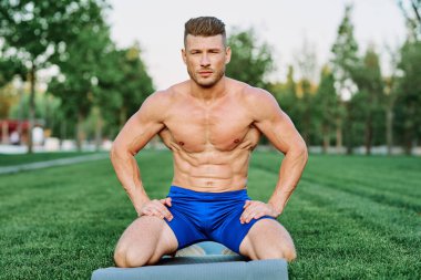 Parkta erkek sporcu kas egzersizi.