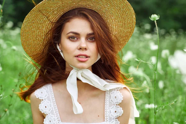 Vacker kvinna med hatt natur fält blommor frisk luft — Stockfoto