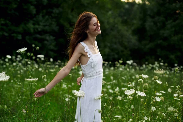 Bonita mujer en vestido blanco campo flores libertad naturaleza — Foto de Stock