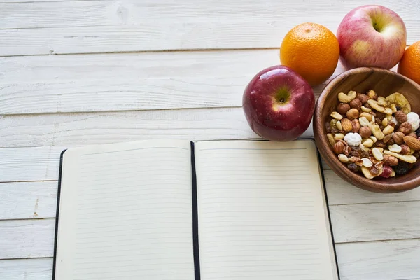 Obst Getreide richtige Ernährung Notizblock Frühstück Diät von oben — Stockfoto