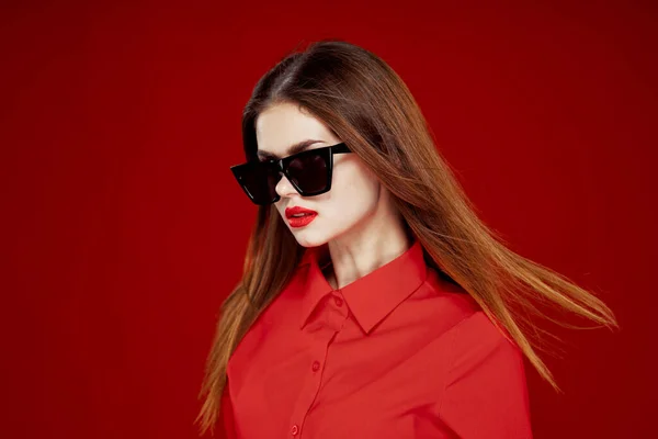 Mujer glamorosa con gafas de sol camisa roja modelo de peinado — Foto de Stock