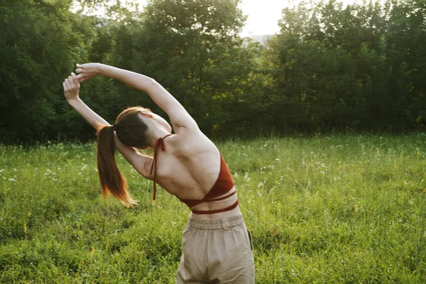 Kadınlar açık havada eğlence yazları temiz hava