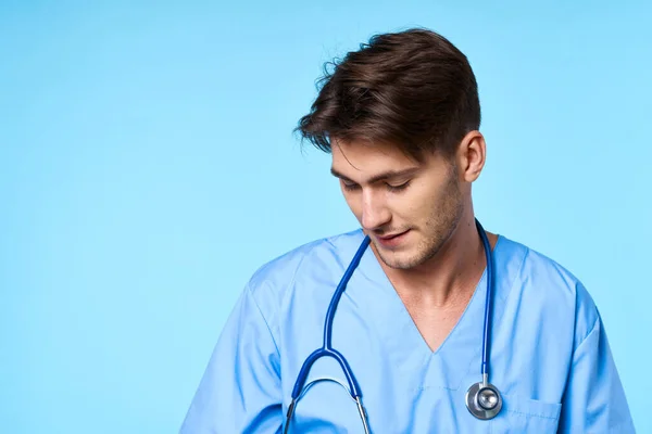 Zdravotní sestra léčba nemocniční medicína modré pozadí — Stock fotografie