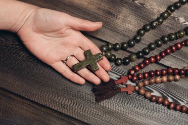 Ortodoks haçı olan boncuklar ahşap arka plan katolik Hıristiyanlığı