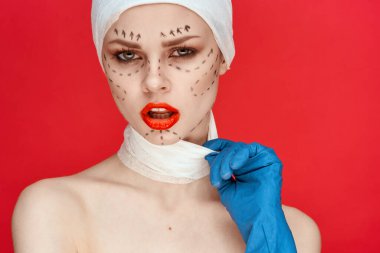 Kızıl dudaklı bir kadının portresi. Estetik ameliyat. Omuzları açık.